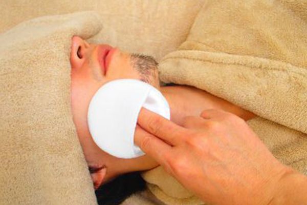 うなじの皮脂や汚れを除去